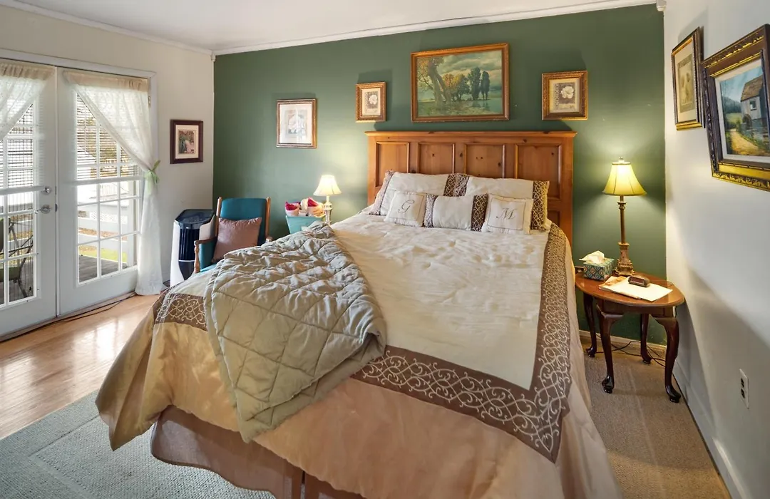 Glass Magnolia Bed & Breakfast-1
