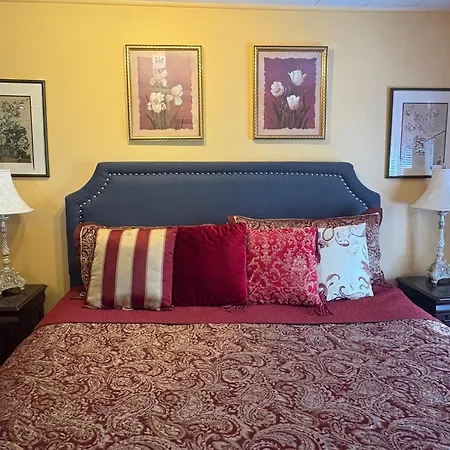 Glass Magnolia Bed & Breakfast-3